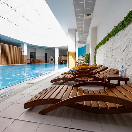 18th & 16h Floor Secure Luxury With Pool & Fitness Included In Price *