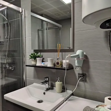 18th & 16h Floor Secure Luxury With Pool & Fitness Included In Price *