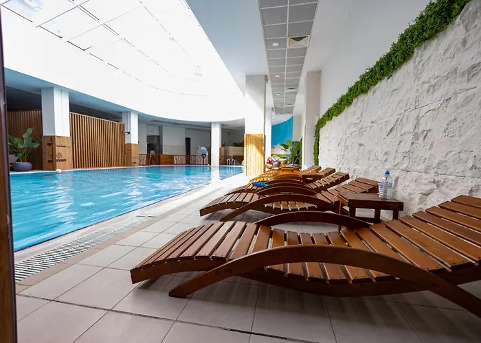 18th & 16h Floor Secure Luxury With Pool & Fitness Included In Price *
