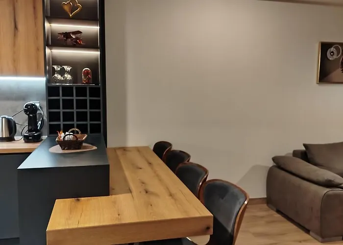 Apartment 18th & 16h Floor Secure Luxury With Pool & Fitness Included In Price *