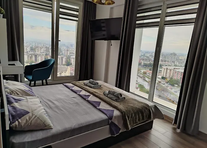 18th & 16h Floor Secure Luxury With Pool & Fitness Included In Price *